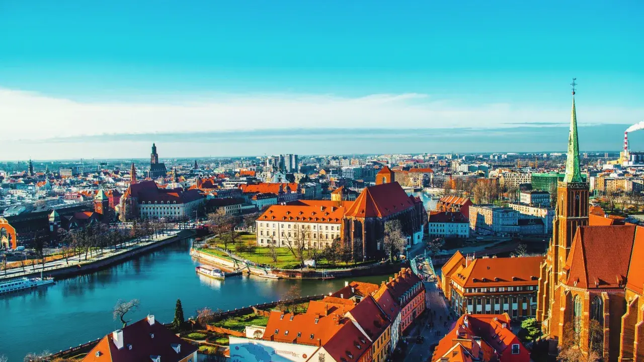 Wrocławskie Stare Miasto, z jego rzeką i zabytkowymi budowlami, to jeden z najpiękniejszych miast w Polsce.