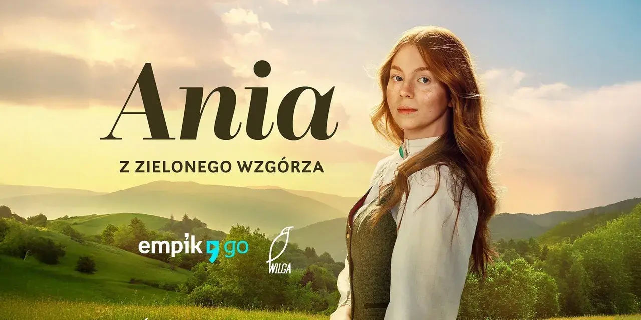 Ania z Zielonego Wzgórza, rudowłosa dziewczynka z piegami, patrzy zza zielonych wzgórz.