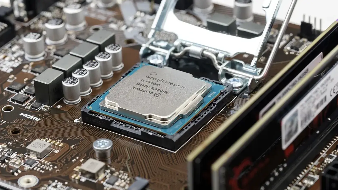 Carte mère avec processeur Intel Core i5, un des meilleurs processeurs PC portable pour la performance. RAM installée.