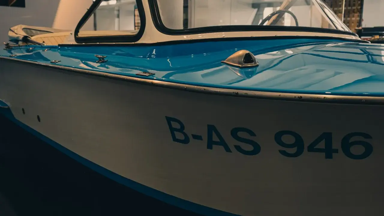 B-AS 946, jeden z klasycznych nazwy łodzi motorowych, błyszczy w słońcu.