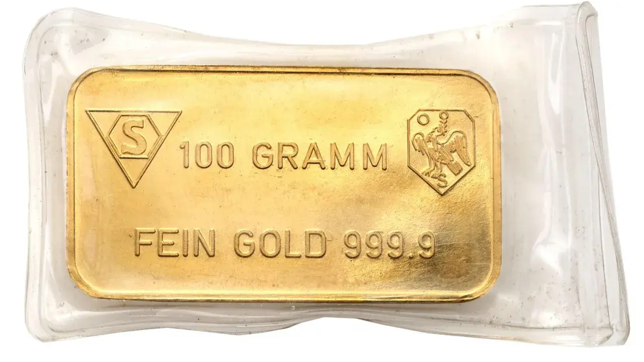 Sztabka złota 999.9 o wadze 100 gramów, w opakowaniu ochronnym.