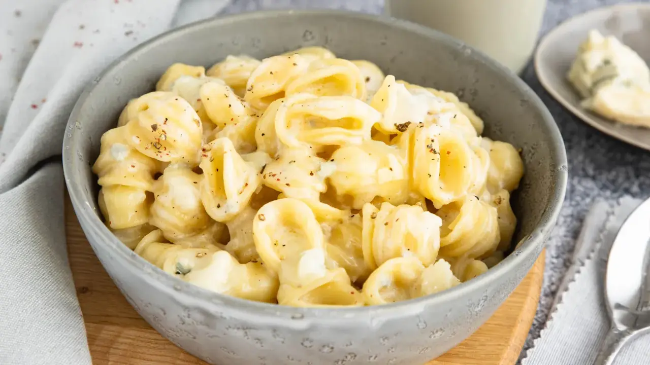 Orecchiette in cremiger Gorgonzola-Sauce, bestreut mit Pfeffer. Ein köstliches Nudelgericht, das Lust auf mehr macht.