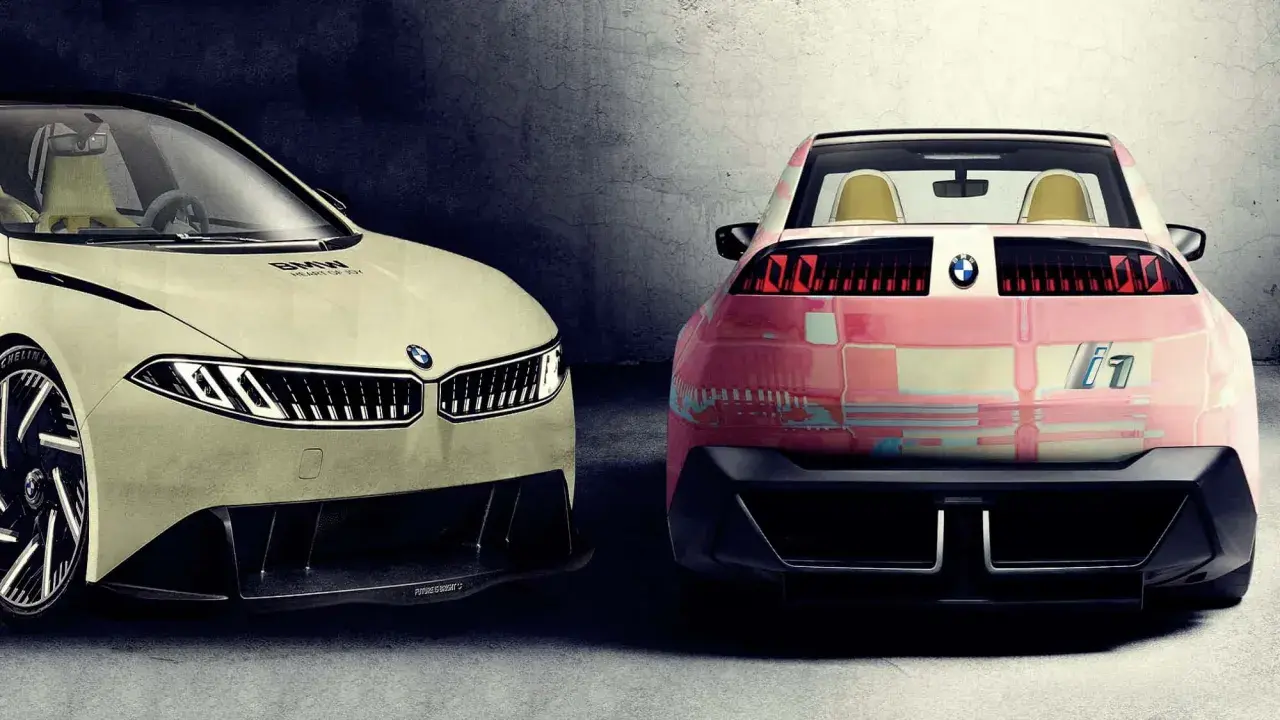 Zwei BMW-Konzeptfahrzeuge, ein cremefarbener und ein rosafarbener, stehen nebeneinander. Der cremefarbene BMW i1 hat eine markante Frontpartie.