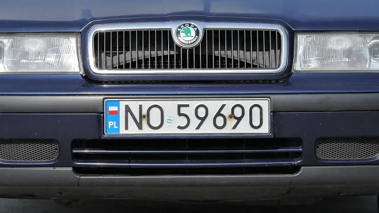 Niebieska Skoda z tablicą rejestracyjną NO 59690.