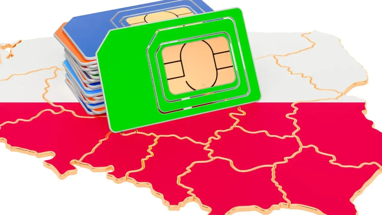 Stos kolorowych kart SIM na tle mapy Polski.