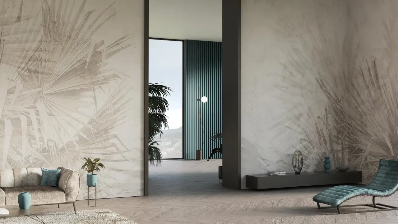 Elegante soggiorno con parete tv decorata da carta da parati a tema fogliame tropicale.
