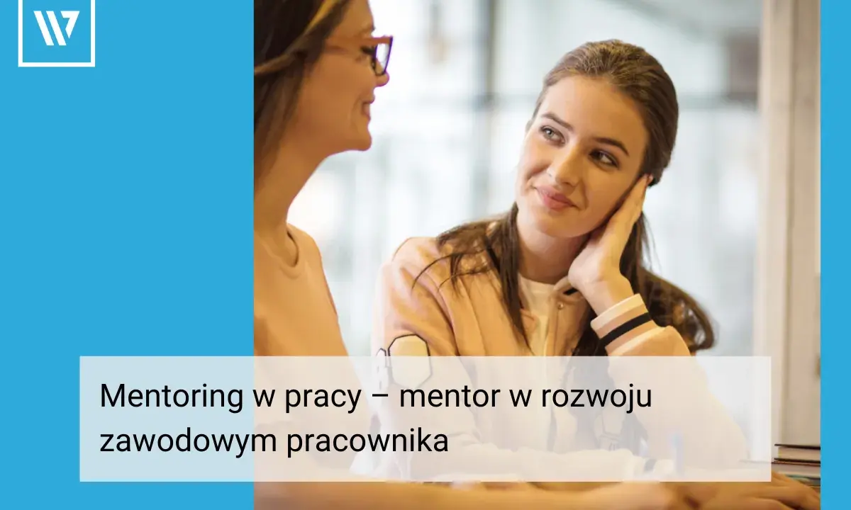 Dwie kobiety rozmawiają, jedna słucha uważnie. To przykład mentoringu, jednej z kluczowych metod rozwoju pracowników.