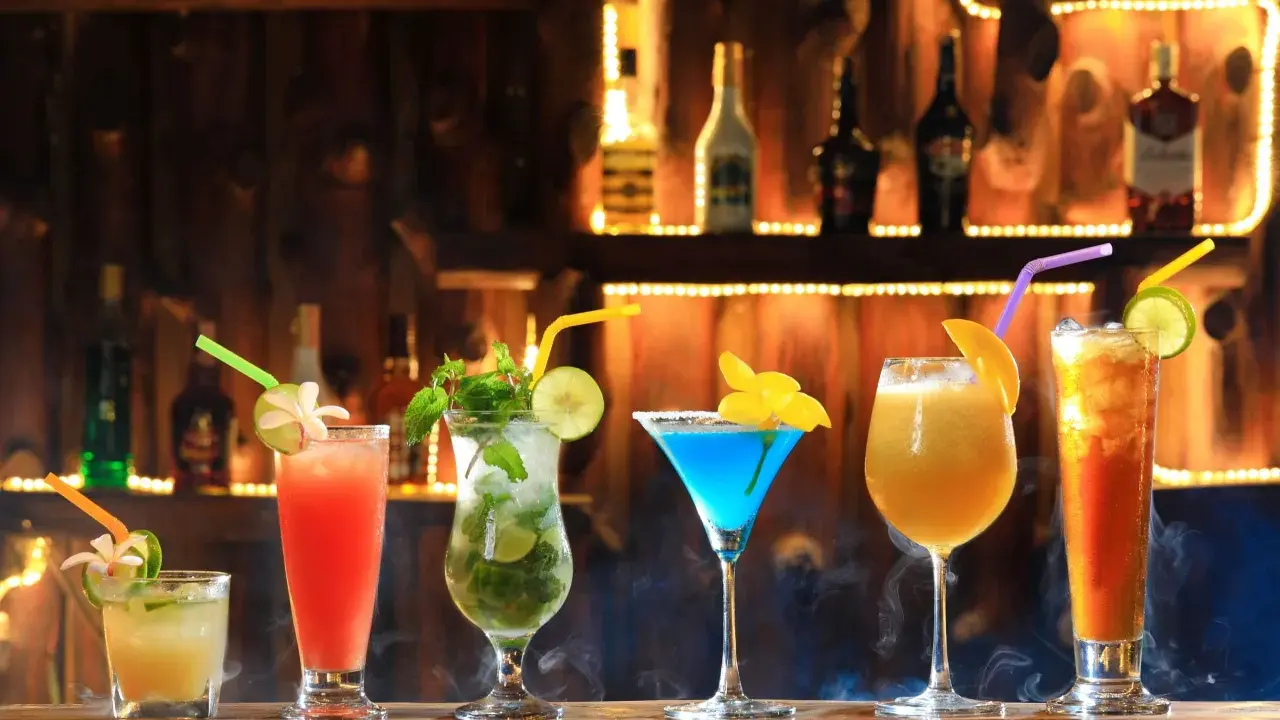 Kolorowe drinki na wesele, od orzeźwiającego mojito po egzotyczne koktajle, gotowe do świętowania.