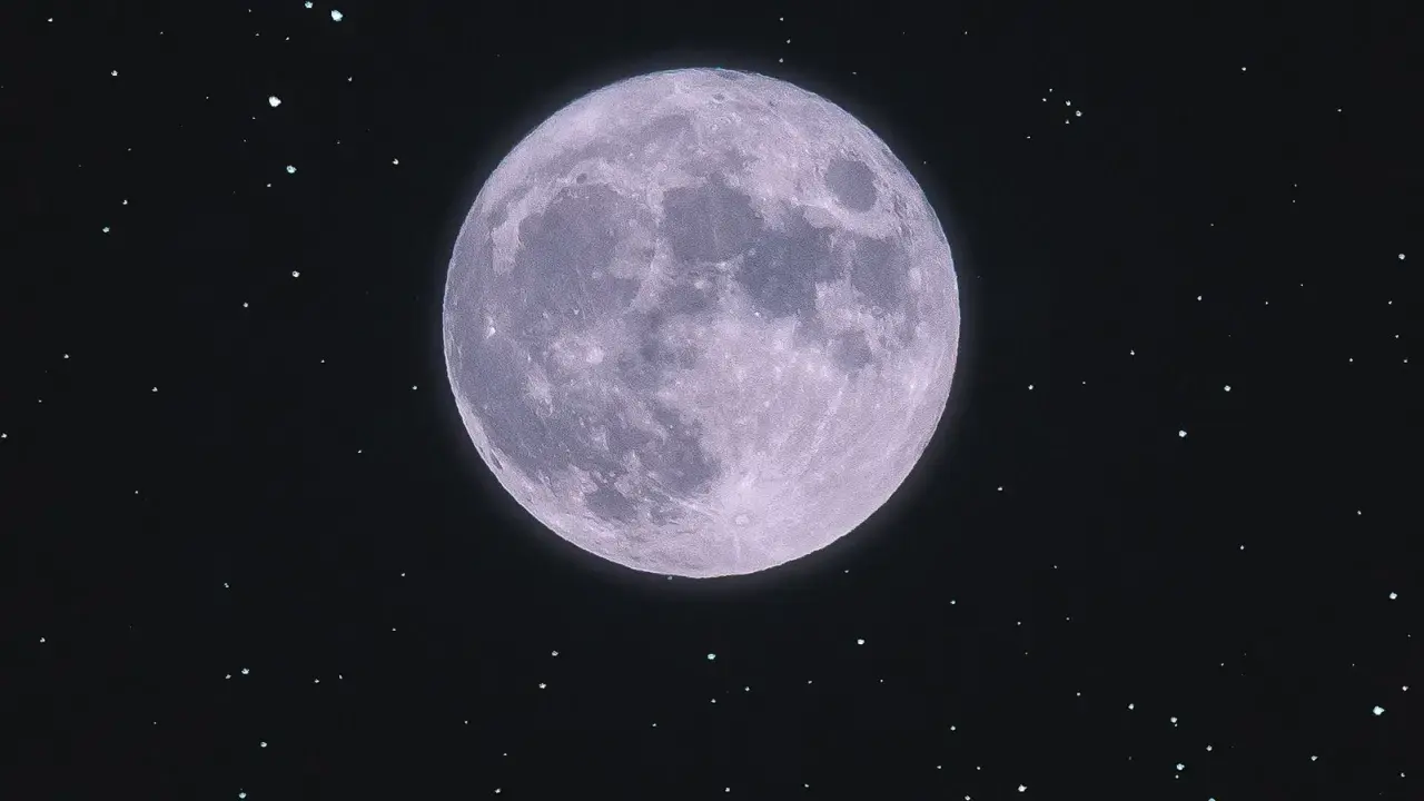 Pleine lune violette dans un ciel étoilé. Elle semble porter en elle 15 significations, un mystère cosmique.