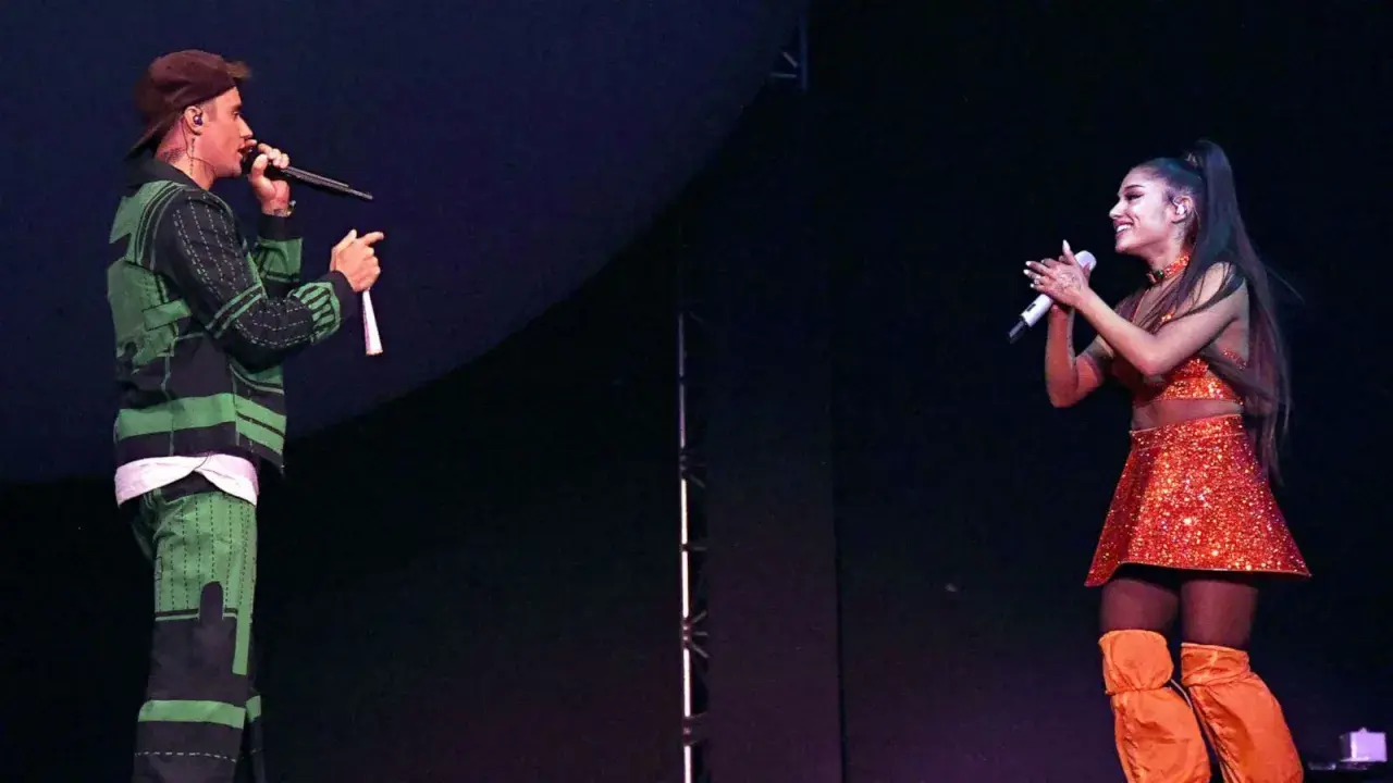 Justin Bieber i Ariana Grande na scenie, śpiewają razem. Wyglądają, jakby byli "stuck with u" na zawsze.