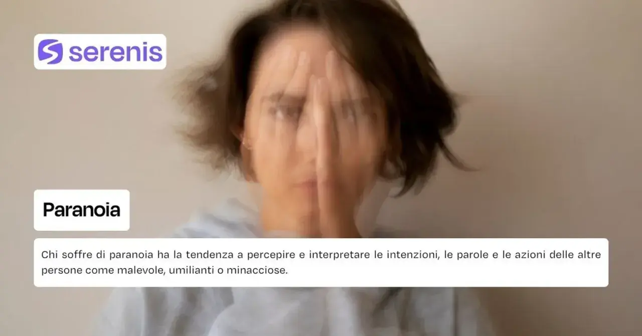Una persona con il volto coperto dalle mani, con un'espressione turbata. Il testo parla di paranoia, descrivendo come chi ne soffre percepisce gli altri come pericolosi.
