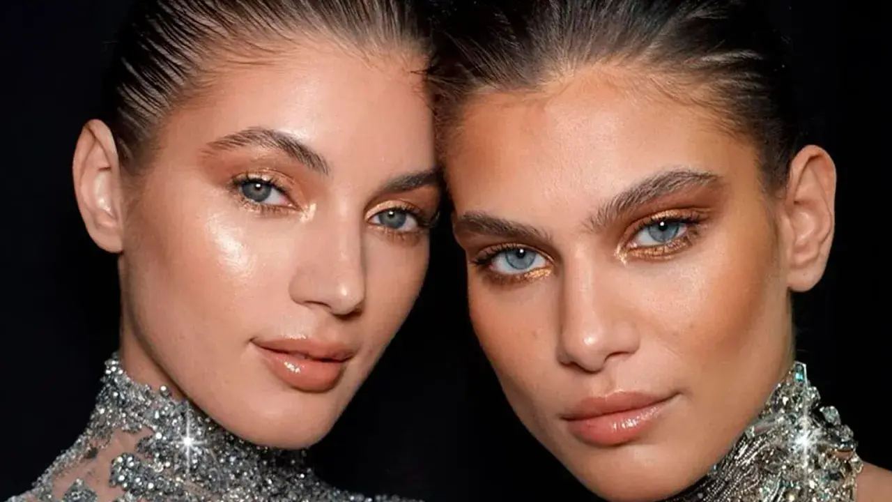 Dos modelos con maquillaje dorado en los ojos, ideal para saber como maquillar ojos grandes.