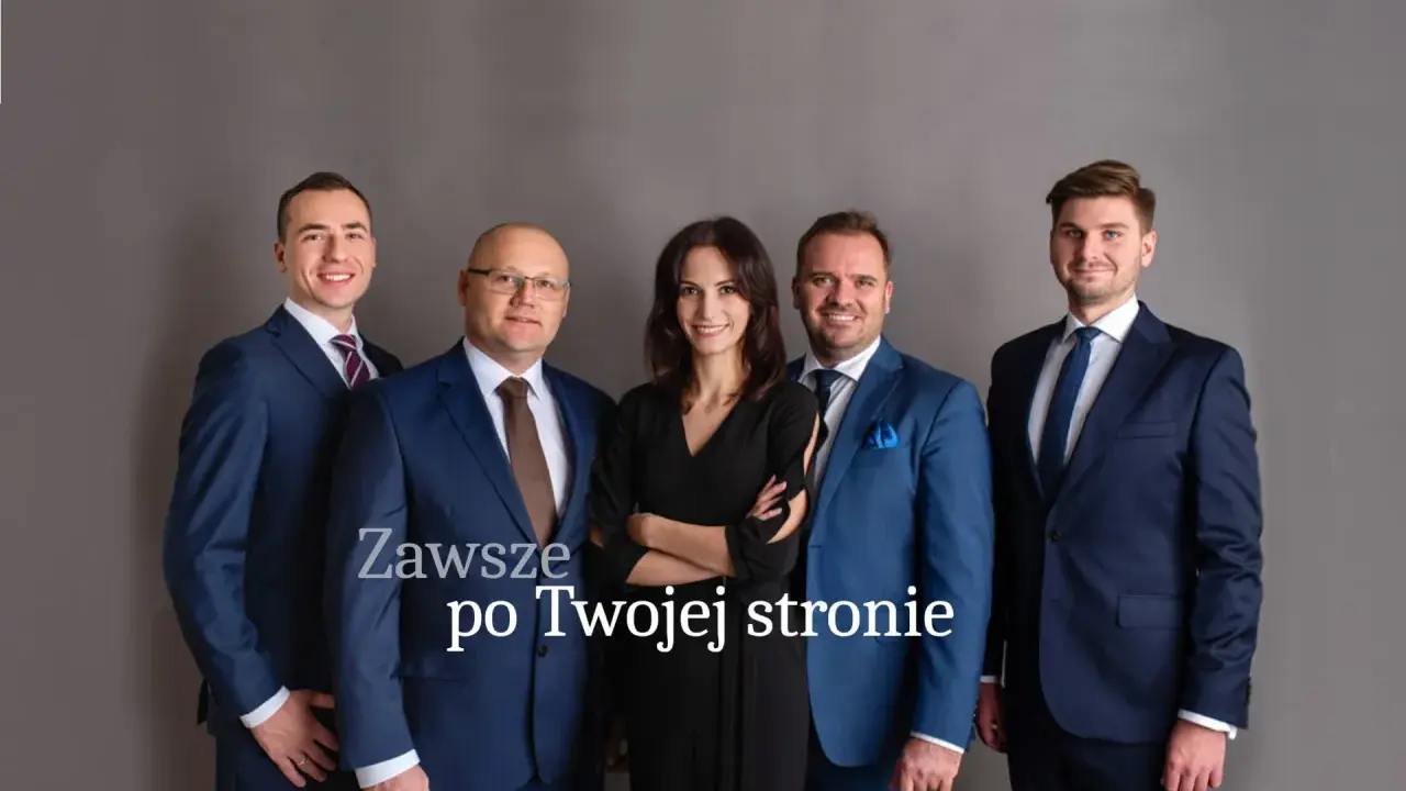 Pięć osób w garniturach stoi na szarym tle. Napis "Zawsze po Twojej stronie".