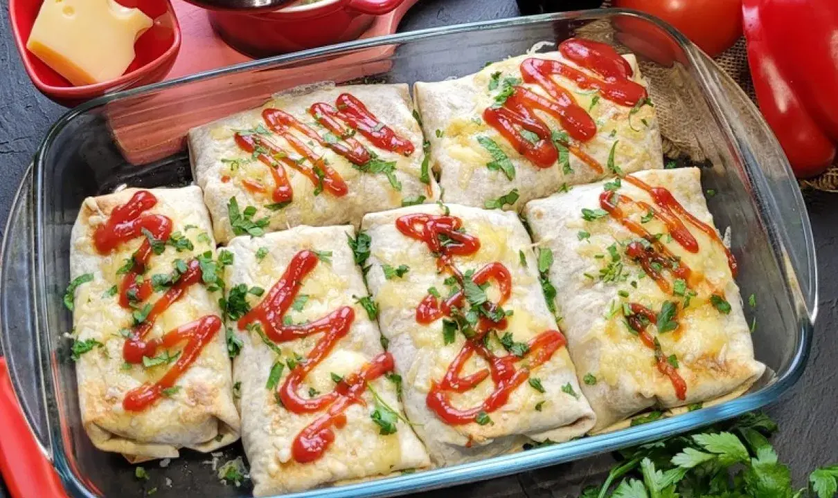 Zapiekana tortilla z mięsem mielonym, posypana serem i natką pietruszki, polana ketchupem. Pyszne danie prosto z piekarnika.