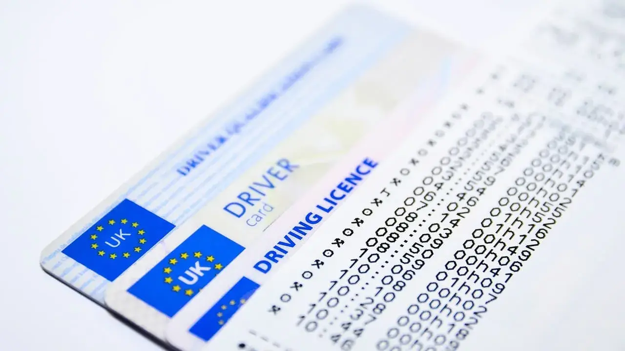 Brytyjskie prawo jazdy za granicą i wydruk z tachografu. Dokumenty niezbędne do podróży i pracy kierowcy.