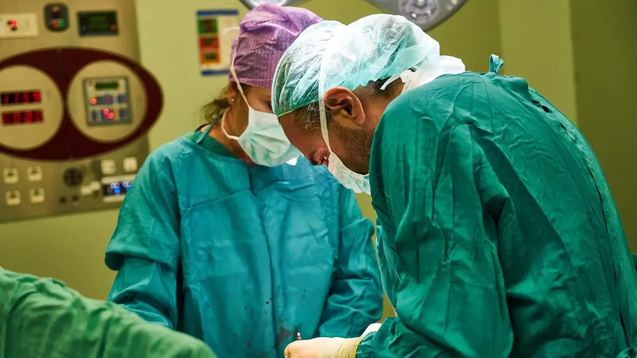Chirurdzy podczas operacji. Po zabiegu prostaty pacjent może potrzebować leki na nietrzymanie moczu.