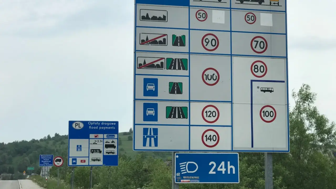 Znaki drogowe w Polsce informują o limitach prędkości, np. 120 km/h w tunelu.