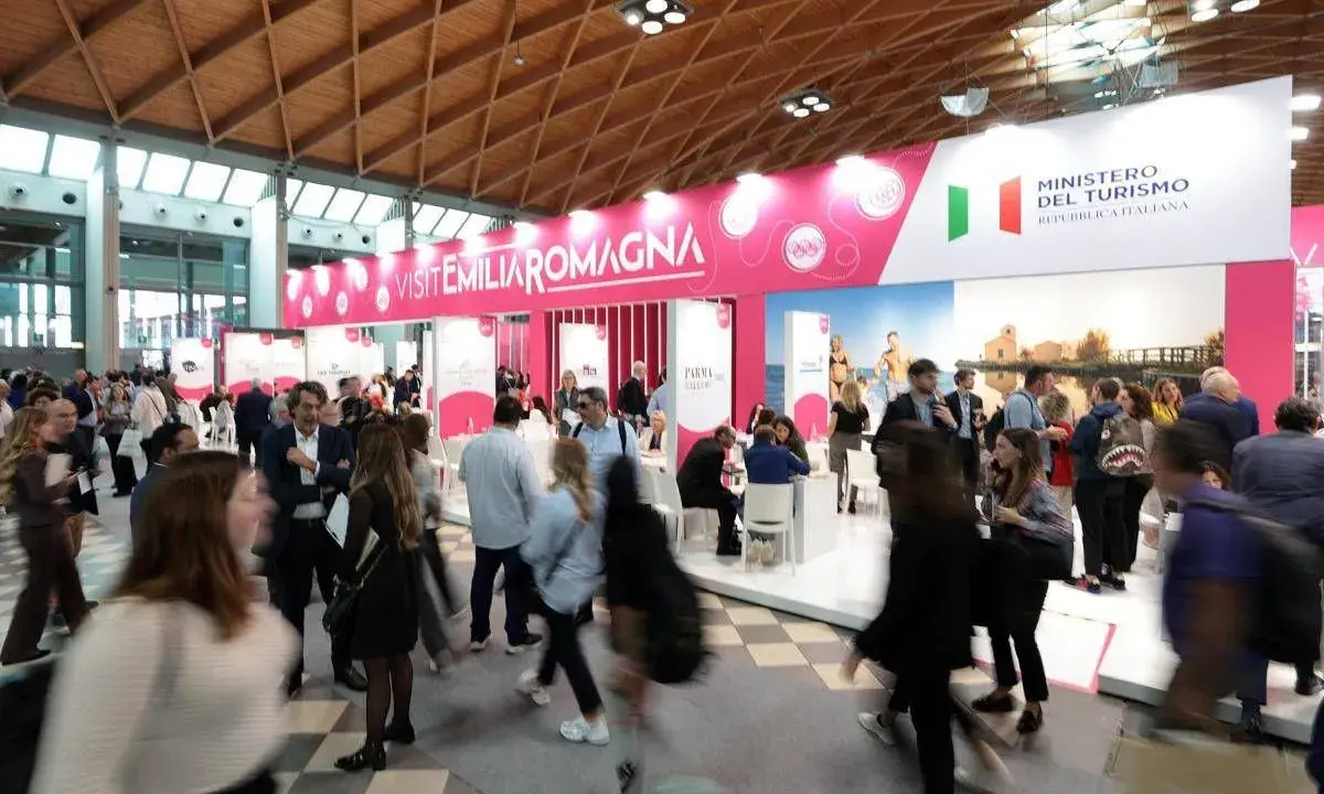 Folla alla fiera Rimini, stand "Visit Emilia Romagna" e Ministero del Turismo. Ottobre pieno di eventi.