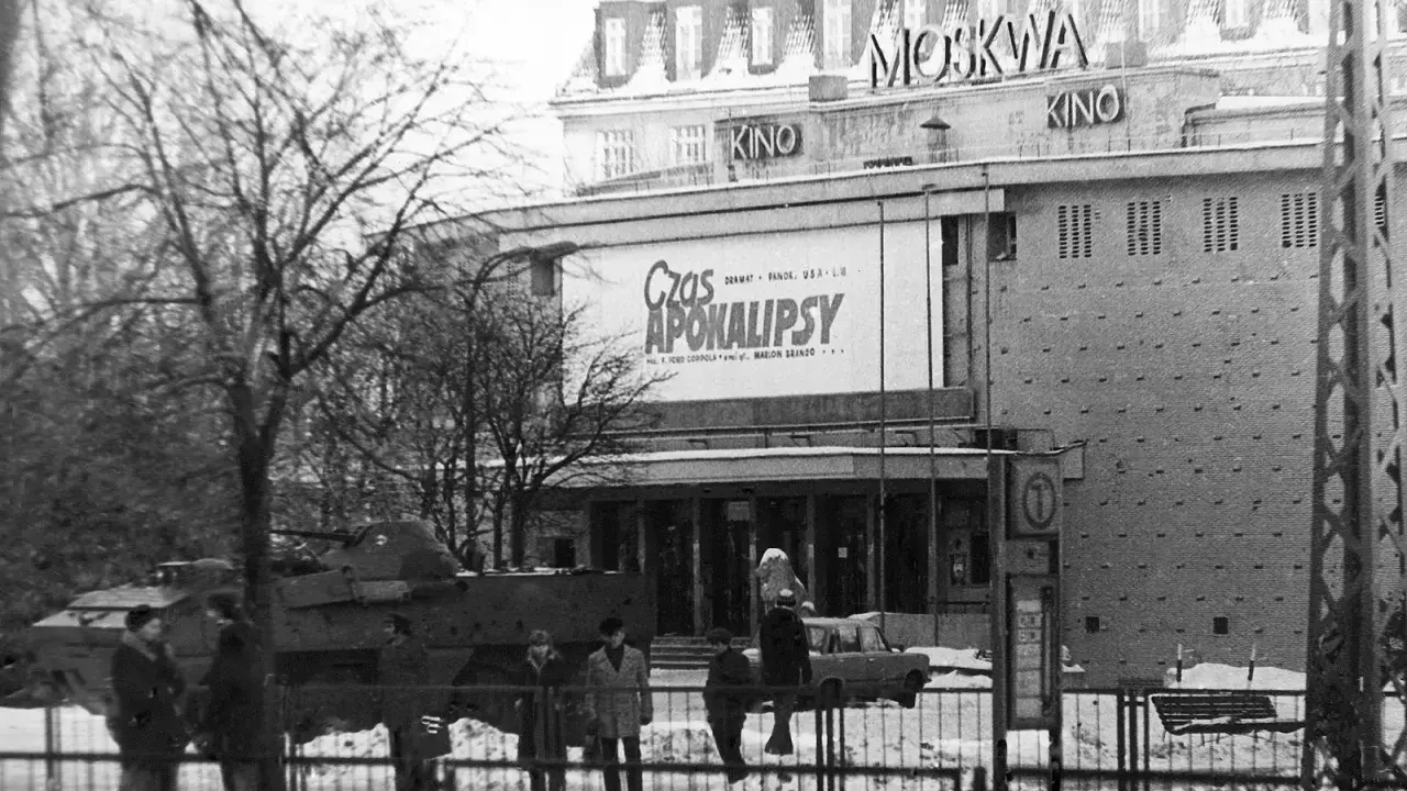 Chris Niedenthal uchwycił "Czas Apokalipsy" przed kinem Moskwa. Czołg na ulicy dodaje dramatyzmu scenie.