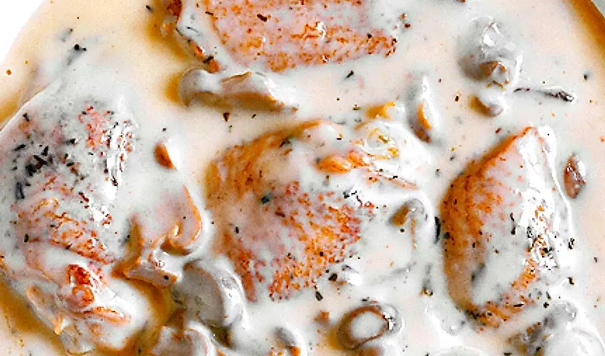 Kycklingfilé i krämig sås med champinjoner, en klassisk rätt som passar perfekt med ett glas vitt vin.