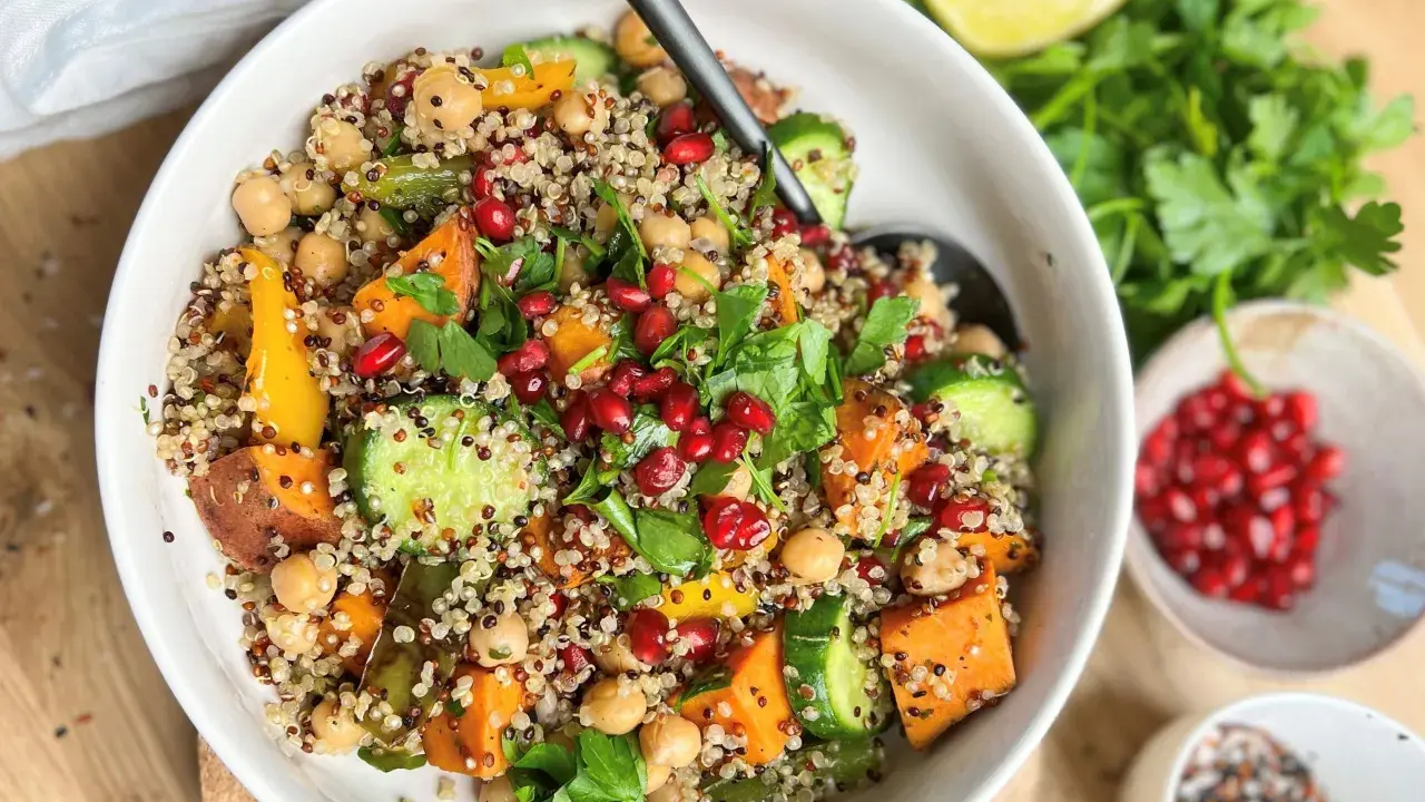 Bunter Quinoa-Salat mit Kichererbsen, Süßkartoffeln und Granatapfelkernen. Perfekt für proteinreiche Rezepte!