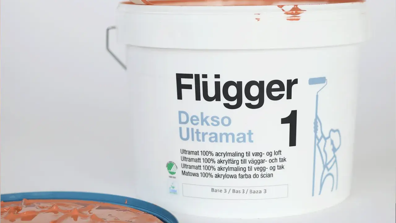 En hink Flügger Dekso Ultramat färg, med en träpinne som rör om. Jämför sidenmatt vs matt finish.