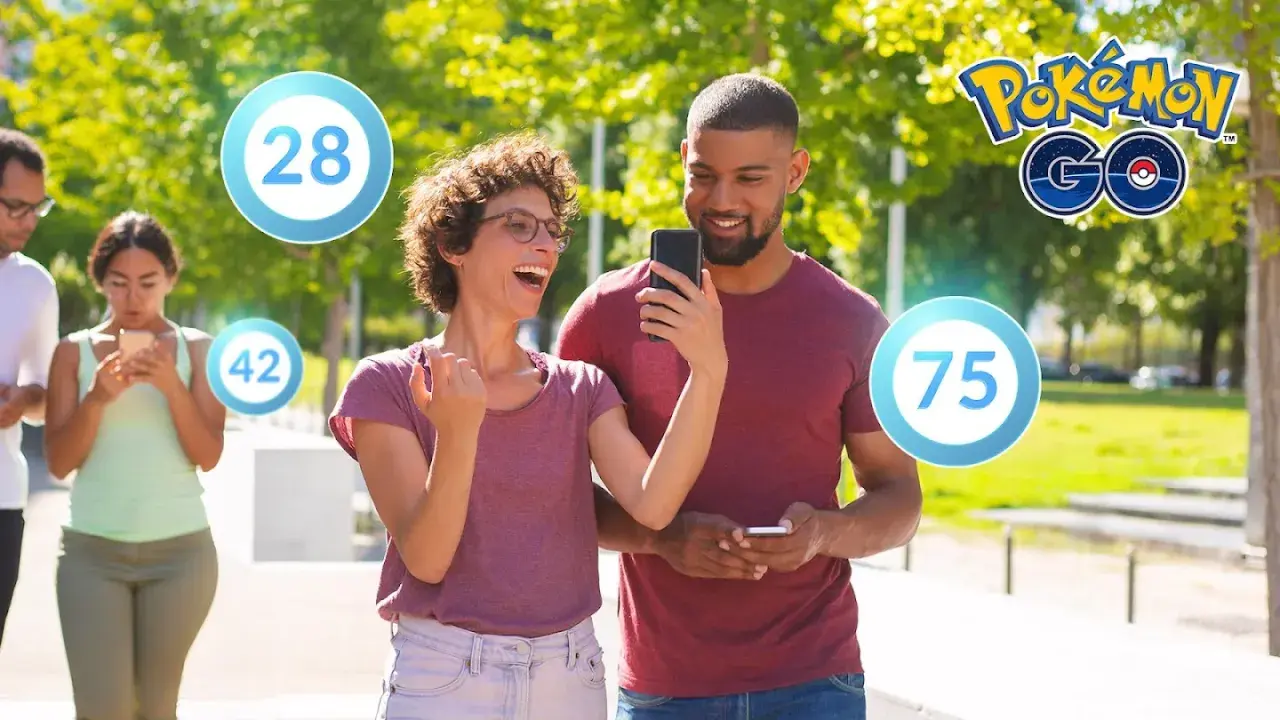 Uśmiechnięci znajomi grający w Pokémon GO na telefonach, z widocznymi liczbami 28, 42 i 75.