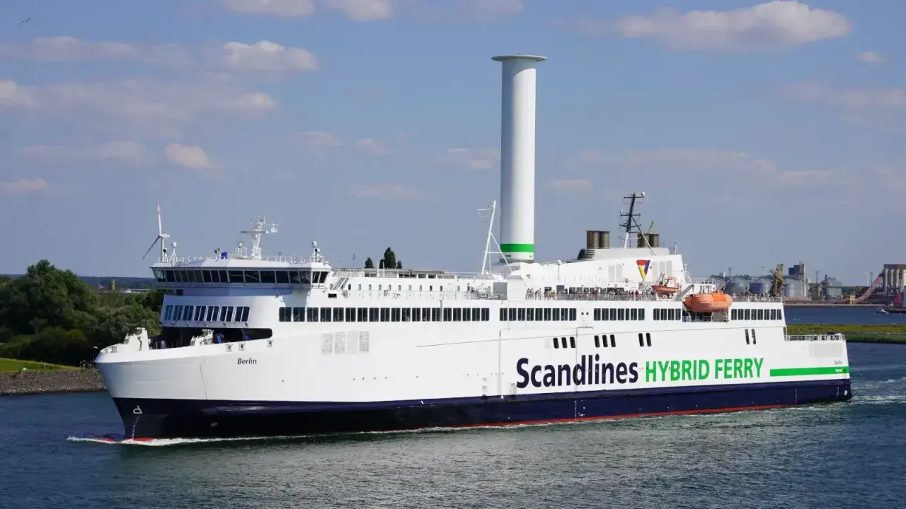 Prom na trasie Rostock-Gedser, "Berlin", z charakterystycznym, wysokim kominem i zielonym napisem "Scandlines HYBRID FERRY", płynie po wodzie.