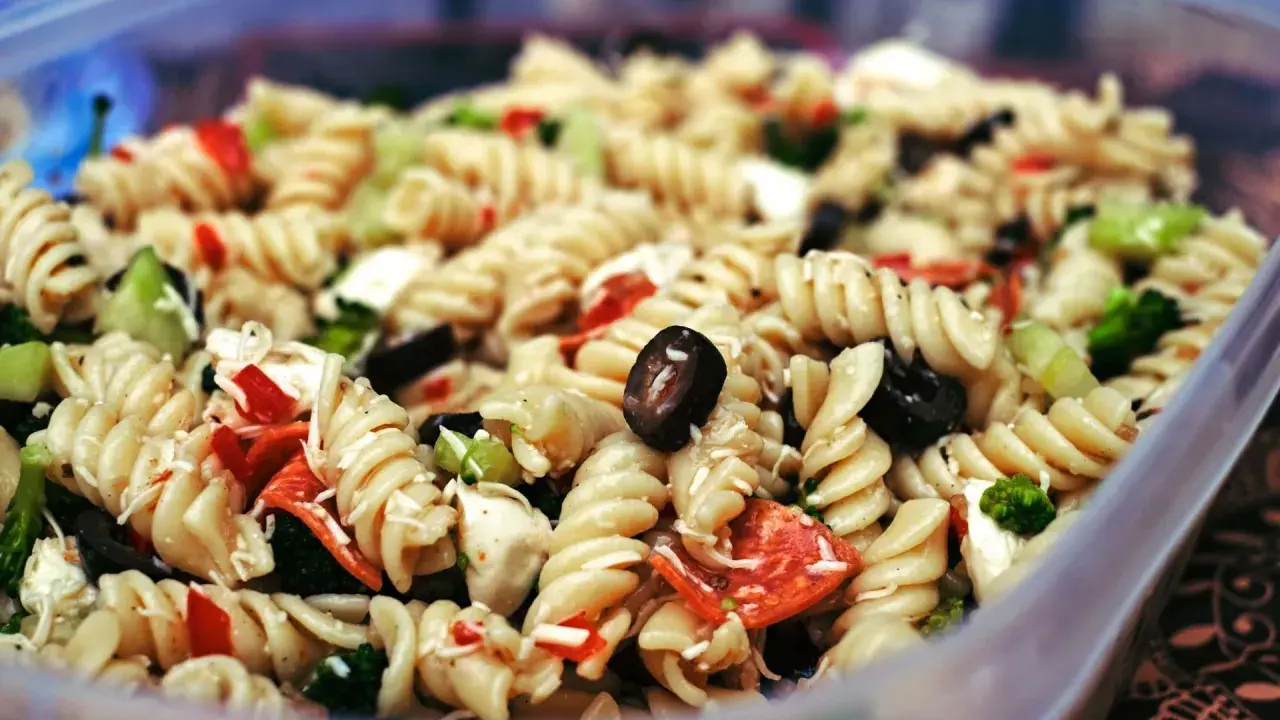 Fusilli-Nudelsalat mit Oliven, Paprika und Brokkoli, perfekt als salat zum grillen.