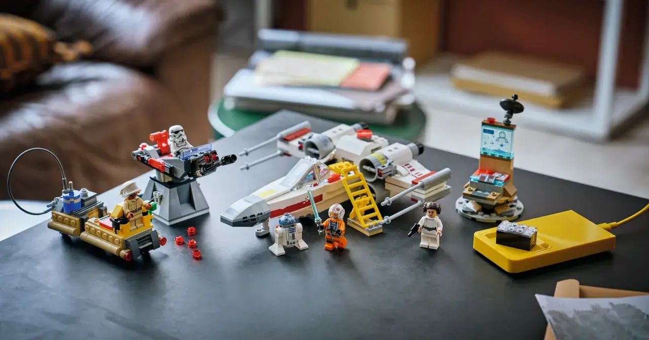 Zestaw Lego Star Wars z Luke'iem Skywalkerem, R2-D2 i Leią. To inteligentna zabawa, która rozwija wyobraźnię i kreatywność.