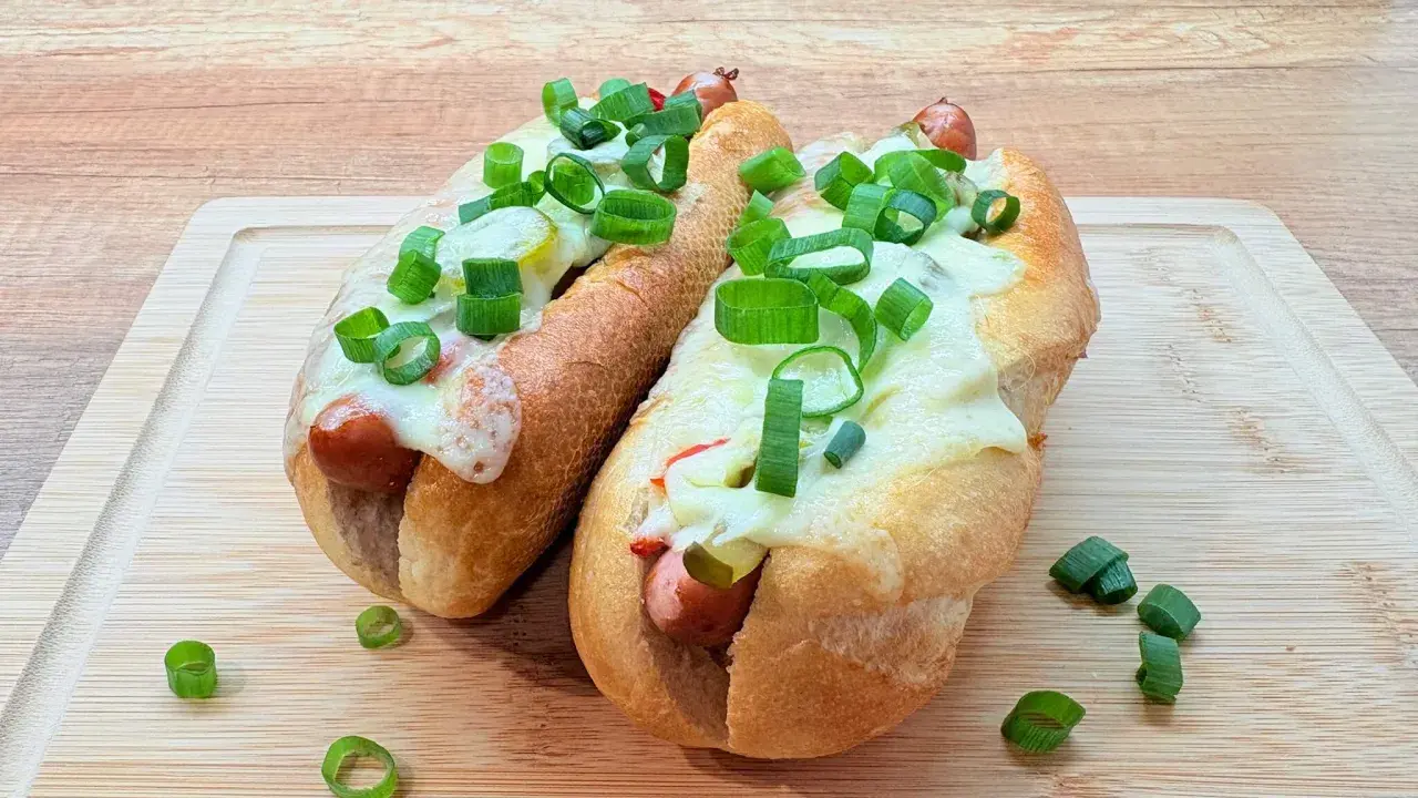 Dwa pyszne hot dogi z piekarnika z serem i szczypiorkiem. Idealne na szybki lunch z frytkownicy powietrznej.