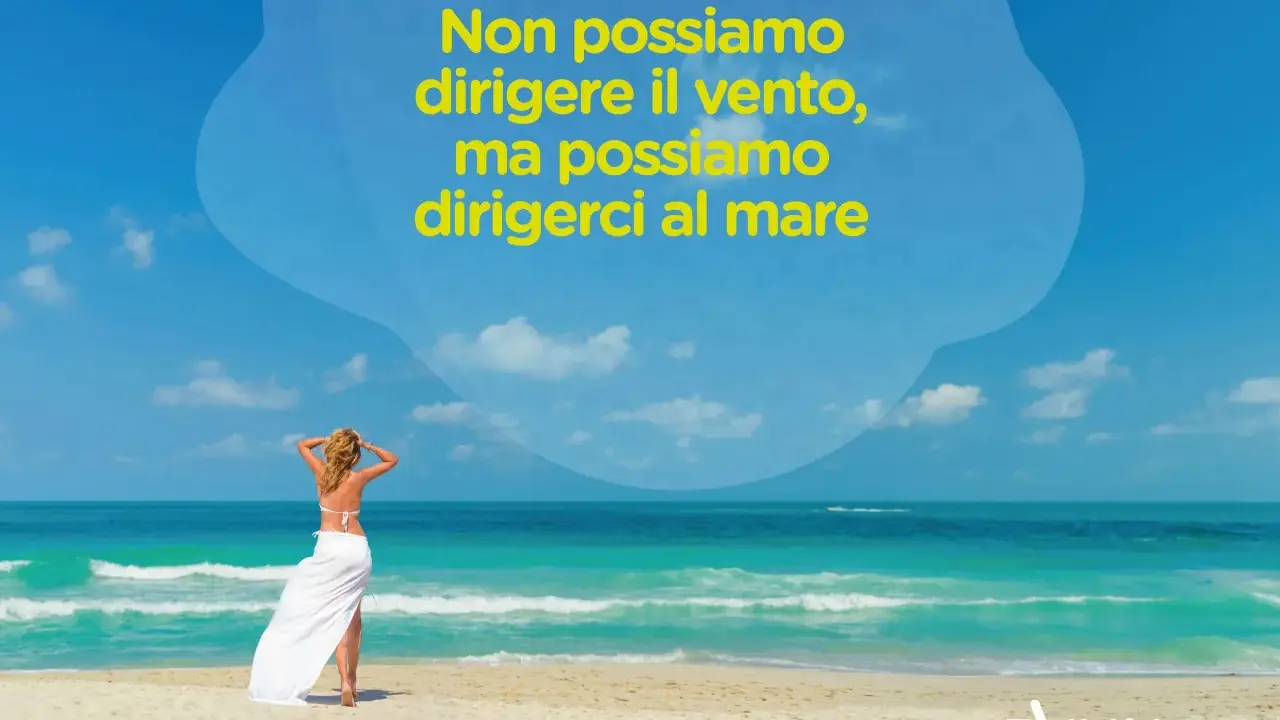 Donna sulla spiaggia, con il mare turchese sullo sfondo. "Non possiamo dirigere il vento, ma possiamo dirigerci al mare" è scritto in giallo. Qui Salento.