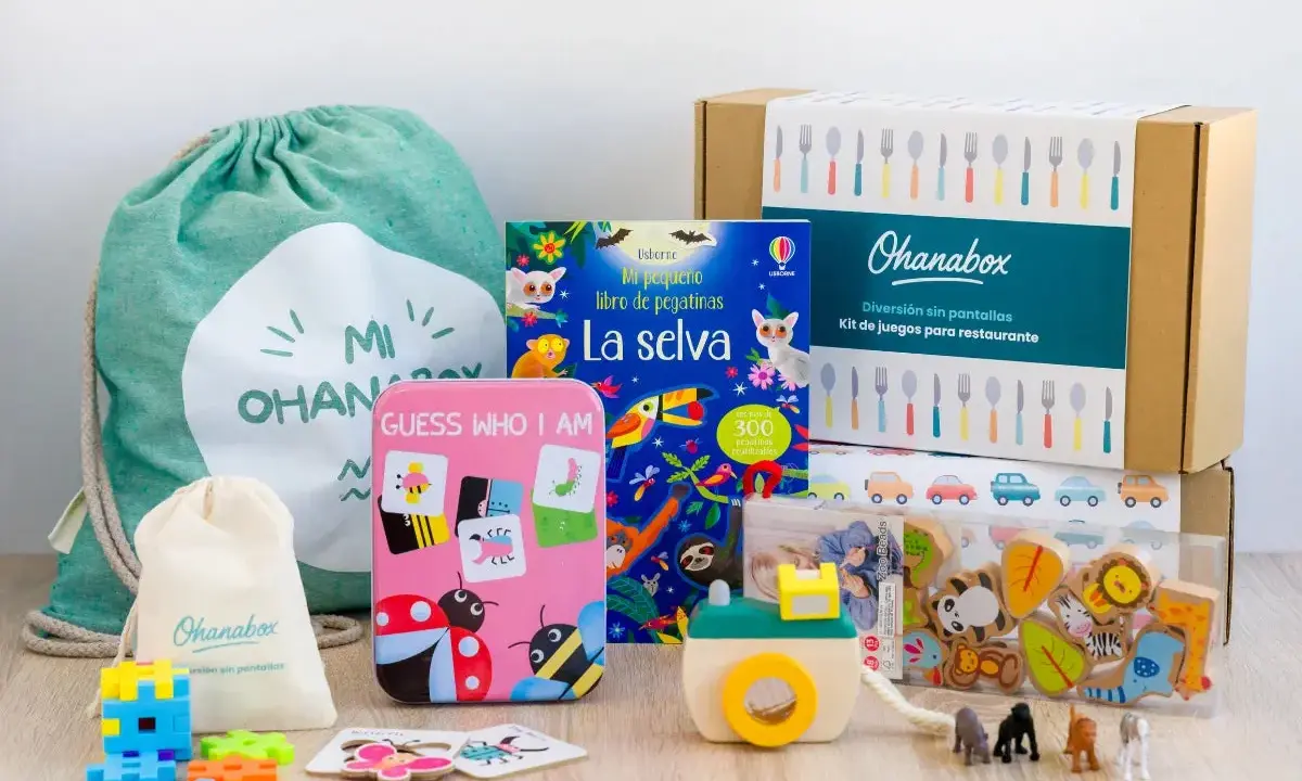 Kit de juegos para restaurante Ohanabox con bolsa, libro de pegatinas, cámara de juguete y figuras de animales. ¡Diversión sin pantallas para los más pequeños!