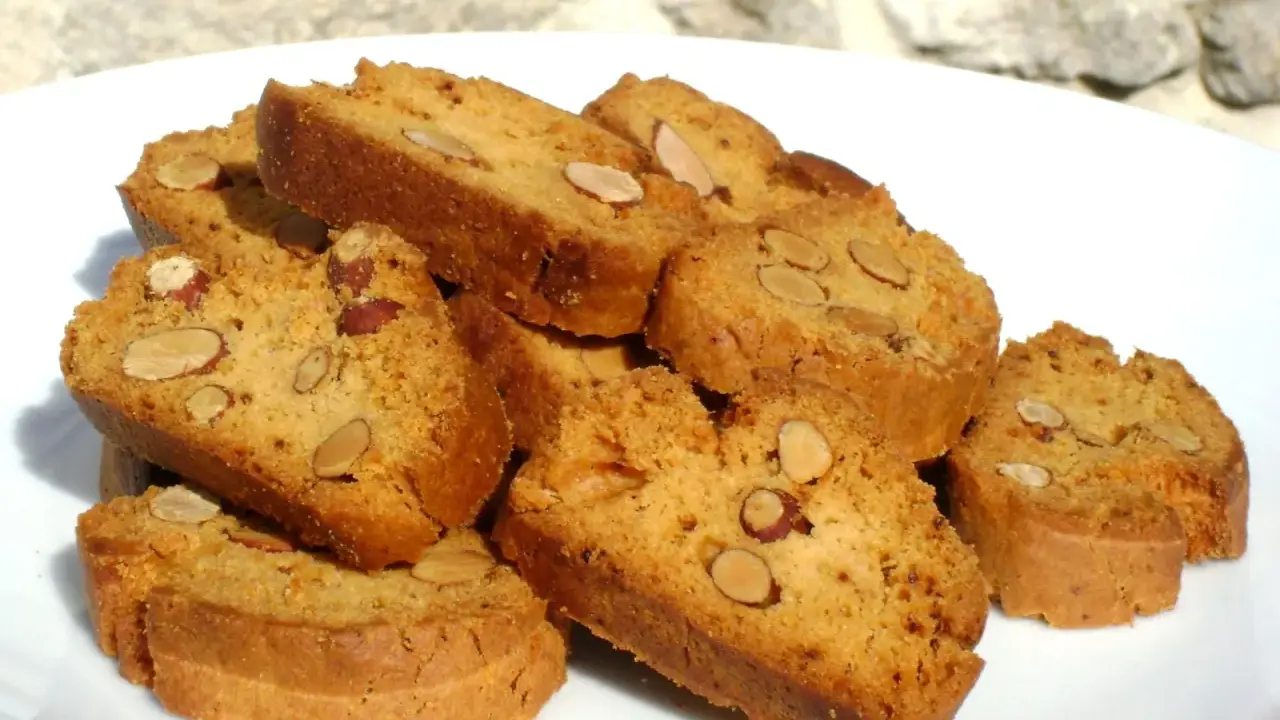 Une pile de canistrelli aux amandes, parfaits pour accompagner un café. Une délicieuse canistrelli recette.