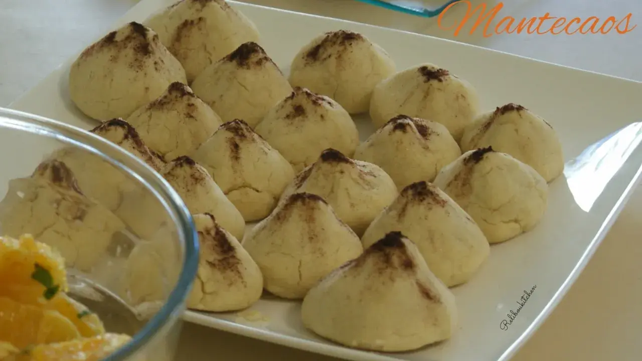 Douceurs de la recette montecao, des biscuits sablés saupoudrés de cacao, prêts à être dégustés.