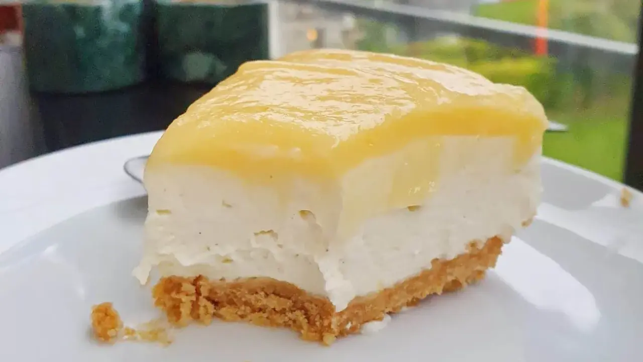 En bit krämig citron cheesecake med kexbotten. Perfekt för en fika.