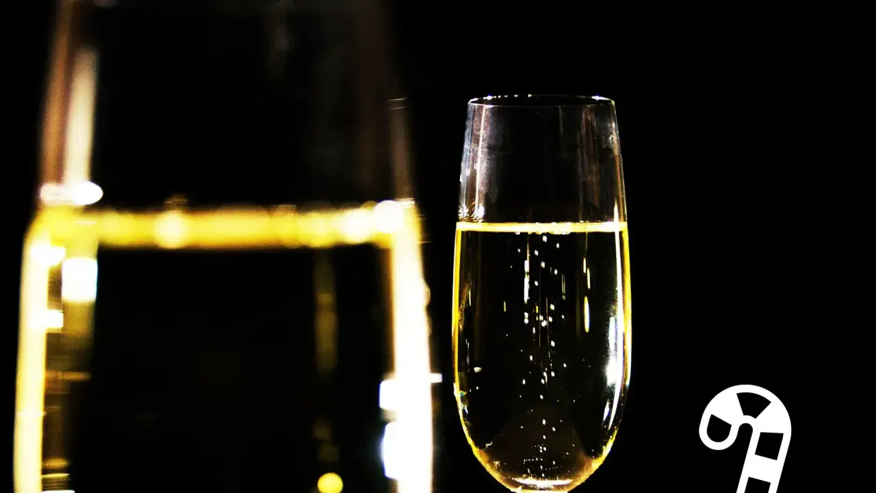Sektglas mit Bläschen und einem Zuckerstangen-Symbol. Die richtige Dosage für den Genuss.