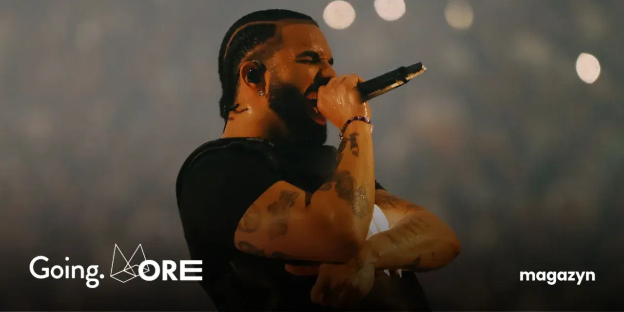 Drake w Polsce, na scenie, z mikrofonem w dłoni, w blasku świateł.