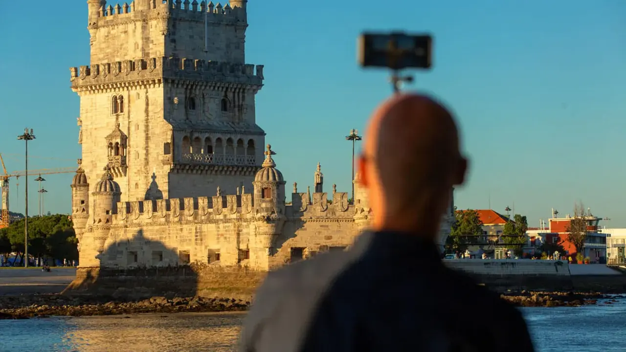 Mann filmt die beeindruckende Torre de Belém, eine der wichtigsten Belem Sehenswürdigkeiten, bei Sonnenuntergang.