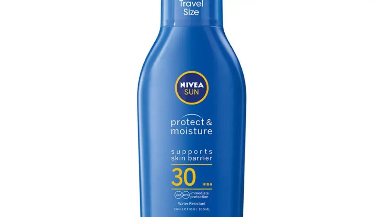 Nivea Sun Protect & Moisture solskyddsfaktor 30 i reseflaska. Perfekt för soliga dagar!