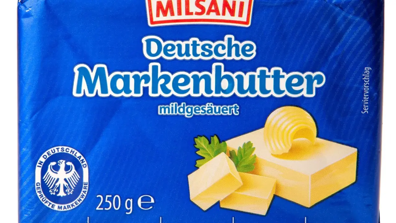 Milsani Deutsche Markenbutter, mildgesäuert. Ein Serviervorschlag zeigt drei Butterstücke und eine Butterrose auf einem Stück Butter.