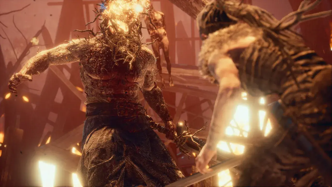 Senua walczy z potworem w płomieniach w Hellblade: Senua's Sacrifice.