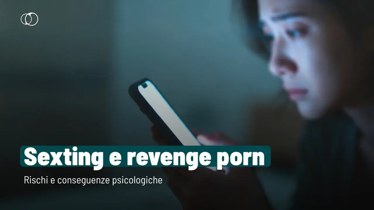 Ragazza preoccupata guarda il telefono, testo "Sexting e revenge porn: Rischi e conseguenze psicologiche".