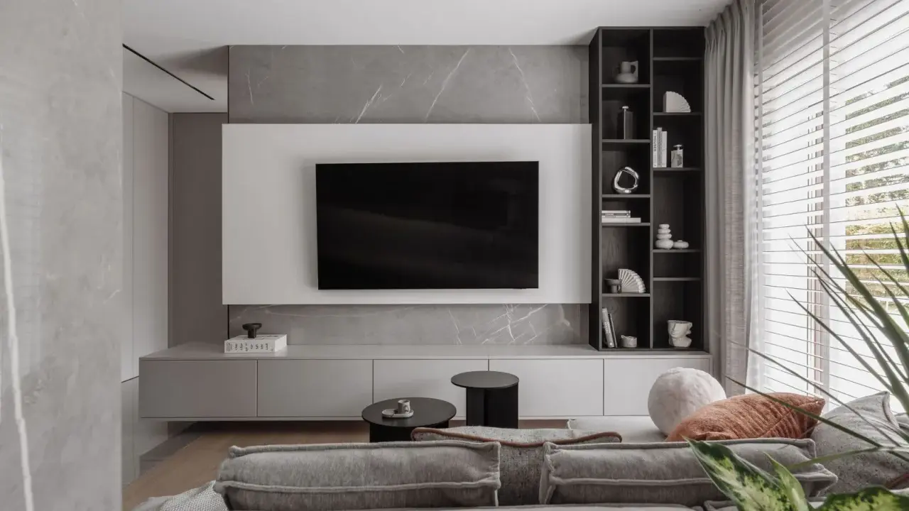 Nowoczesne pomysły na ścianę TV: minimalistyczna zabudowa, szary marmur i elegancka półka.