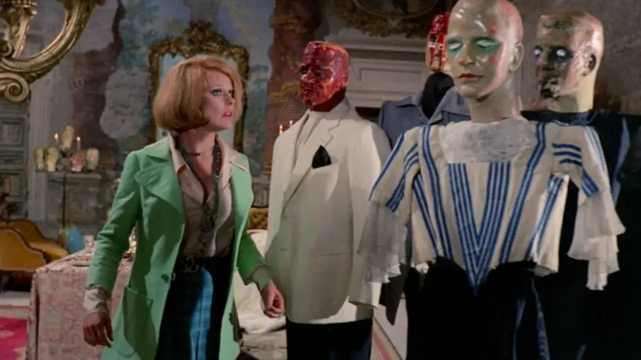 Una donna guarda con terrore manichini inquietanti in un film di Mario Bava.