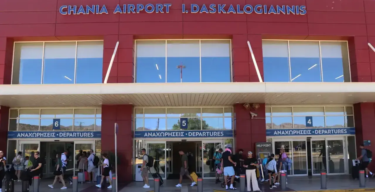 Människor med bagage anländer till Chania flygplats för sina avgångar.