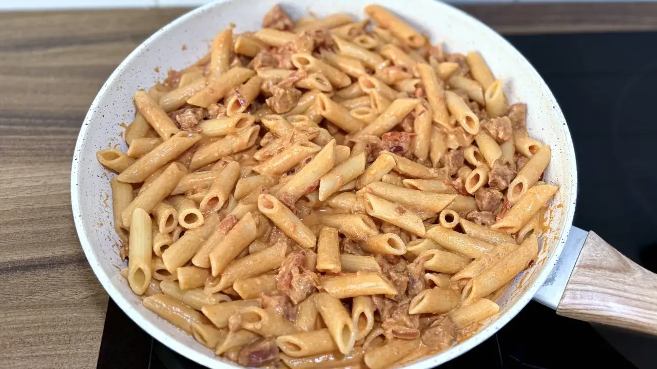Penne z kremowym sosem i kawałkami pikantnego chorizo, gotowe do podania.