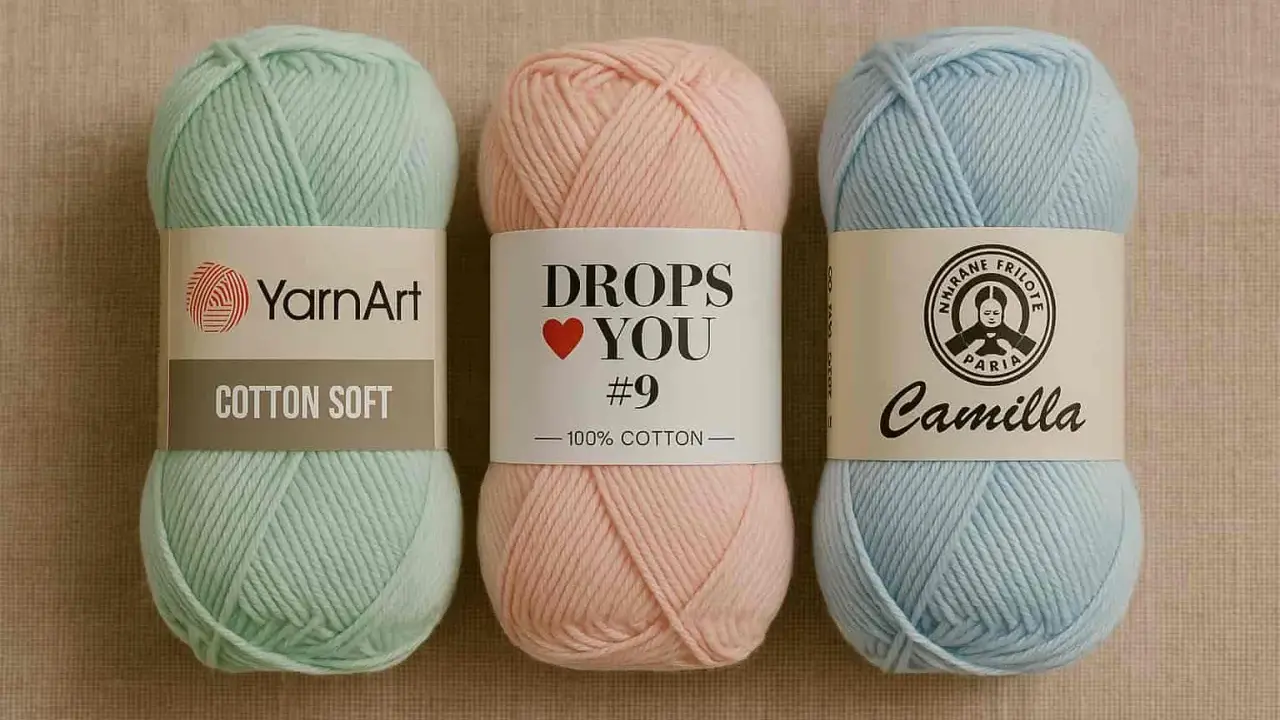Trzy motki włóczki: miętowy YarnArt Cotton Soft, pudrowy Drops You i błękitny Camilla. Idealna włóczka na kapcie.