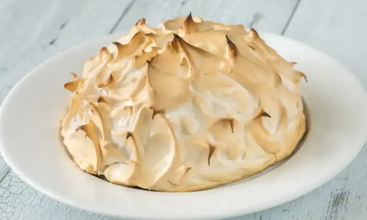 Une omelette norvégienne dorée et meringuée, prête à être dégustée.