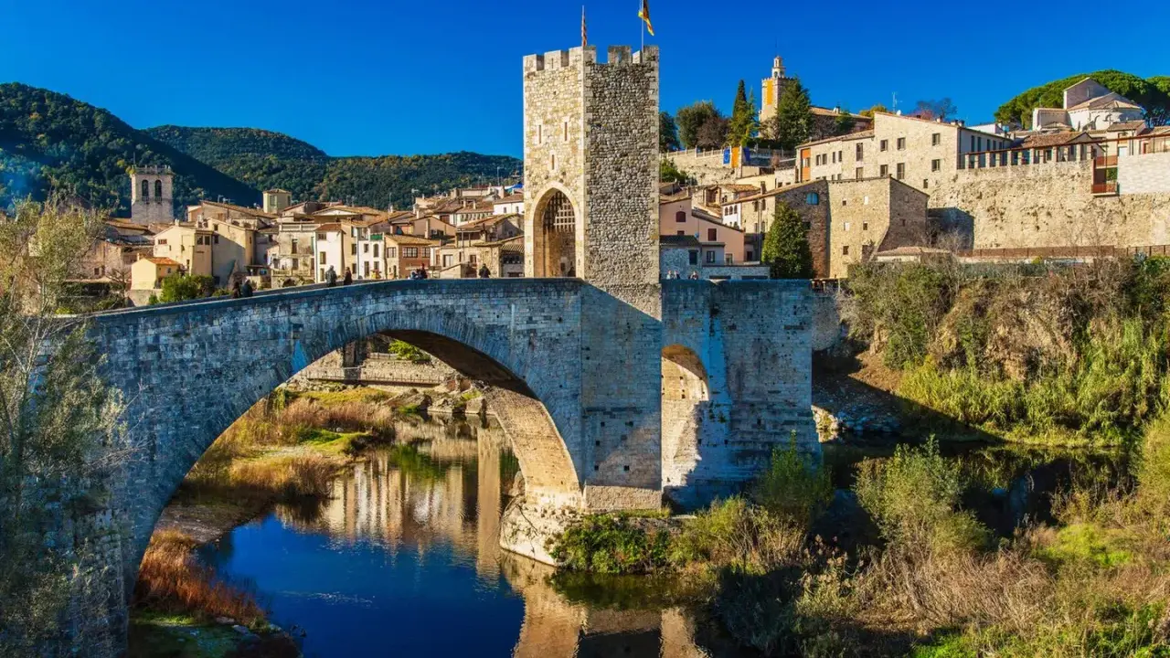 Mittelalterliche Brücke mit Turm in Besalú, Spanien. Die Steine erzählen Geschichten aus vergangenen Zeiten.